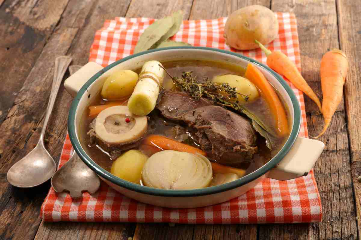 Brodo di carne appena preparato