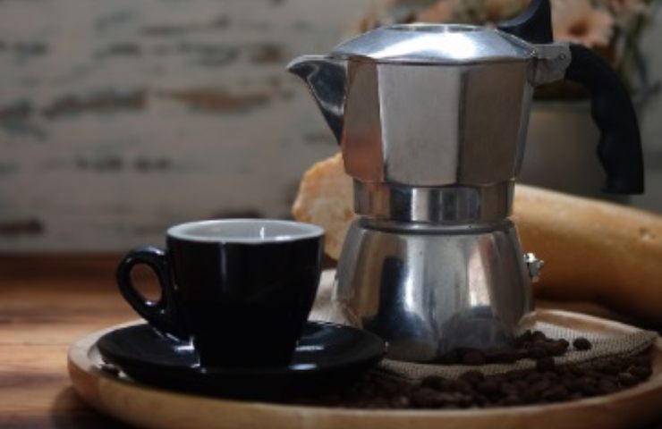 Caffettiera con tazza del caffè 