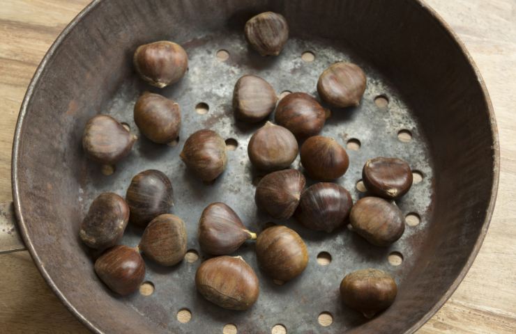 Castagne in padella coi fori