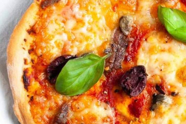 pizza rossa con basilico