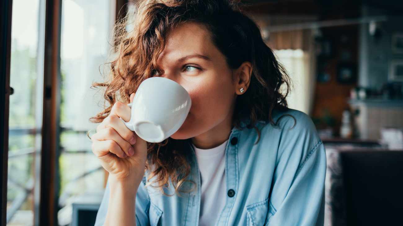 ragazza beve il caffè