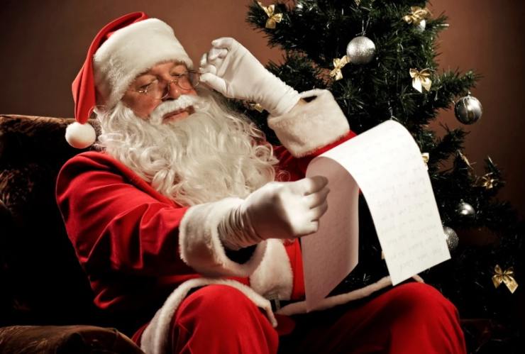 Babbo Natale legge la lista dei regali 