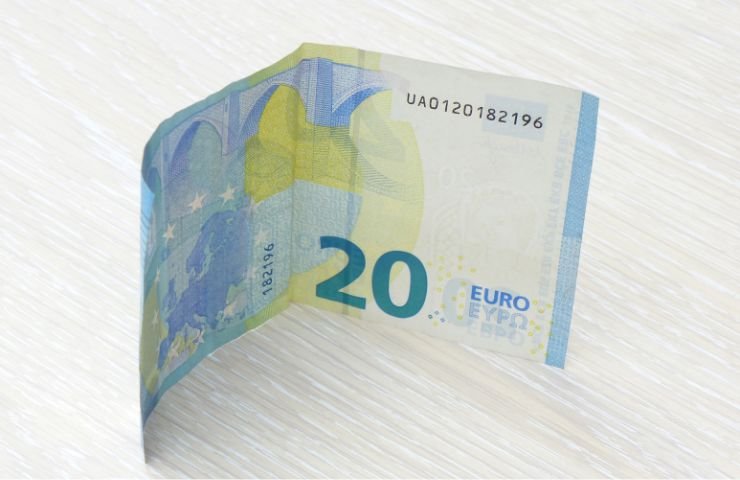 Banconota da 20 euro poggiata sul tavolo