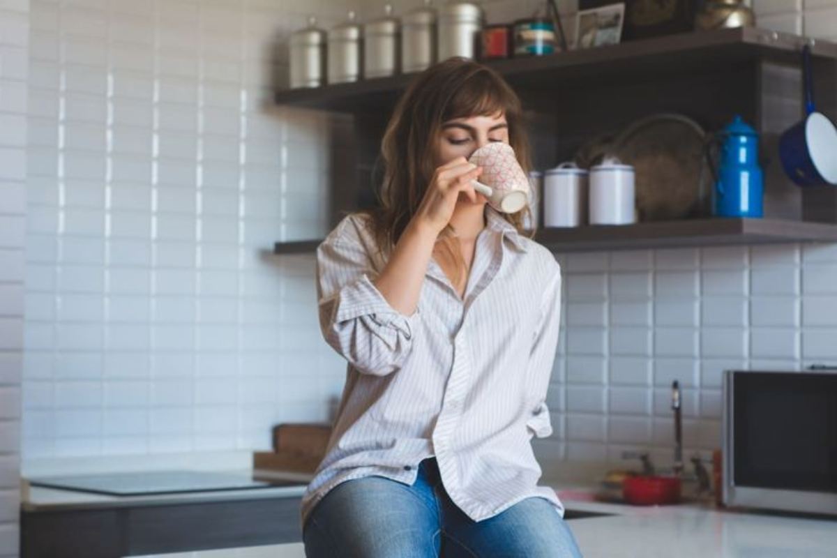 donna che beve una tazza di caffè