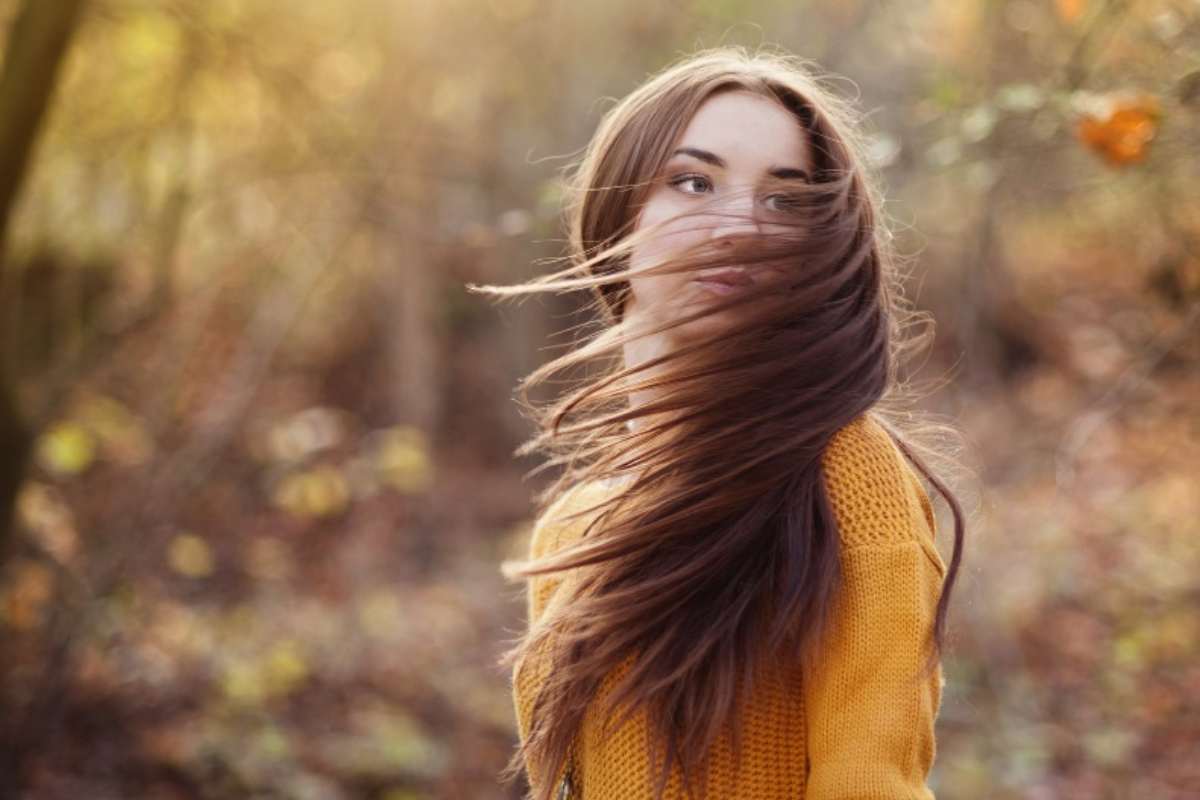 Donna con capelli lunghi in autunno