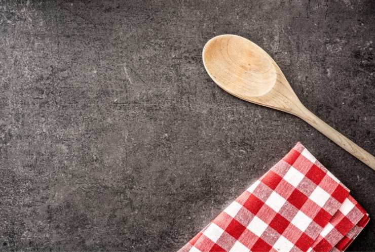 Cucchiaio di legno e tovaglietta a quadretti 