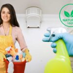 Donna che pulisce in casa ed una soluzione naturale per detergere