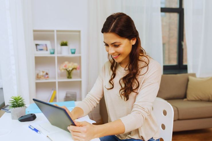 Donna sorridente davanti ad un tablet