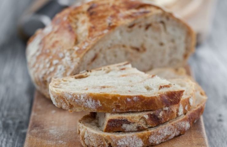 Pane tagliato a fette sul tagliere 