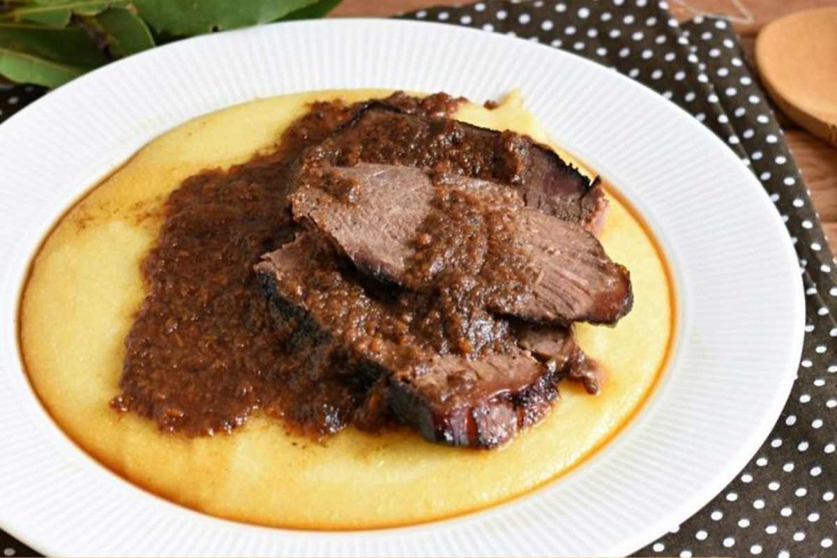 Polenta con carne di maiale