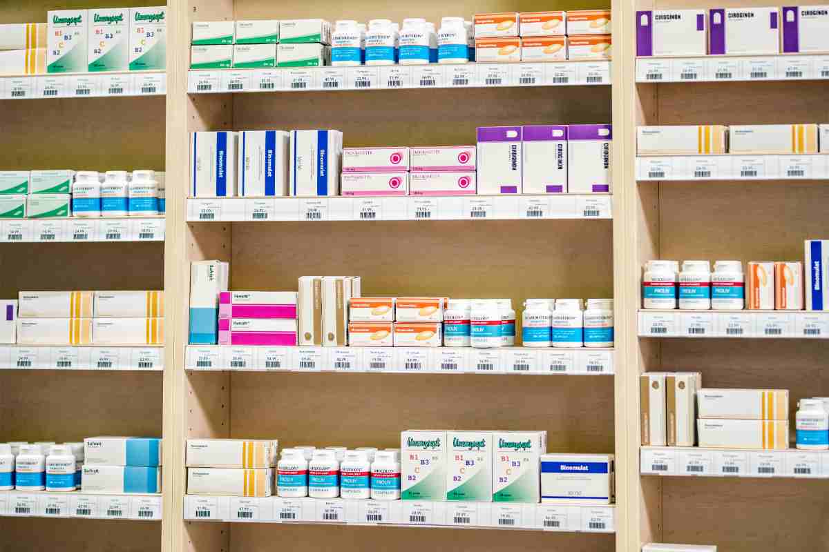 Scaffale di una farmacia pieno di medicinali