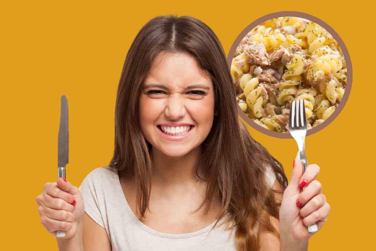 Ragazza affamata e pasta con tonno