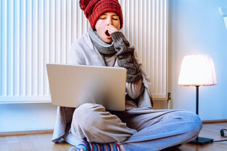 Ragazza al PC attaccata al termosifone