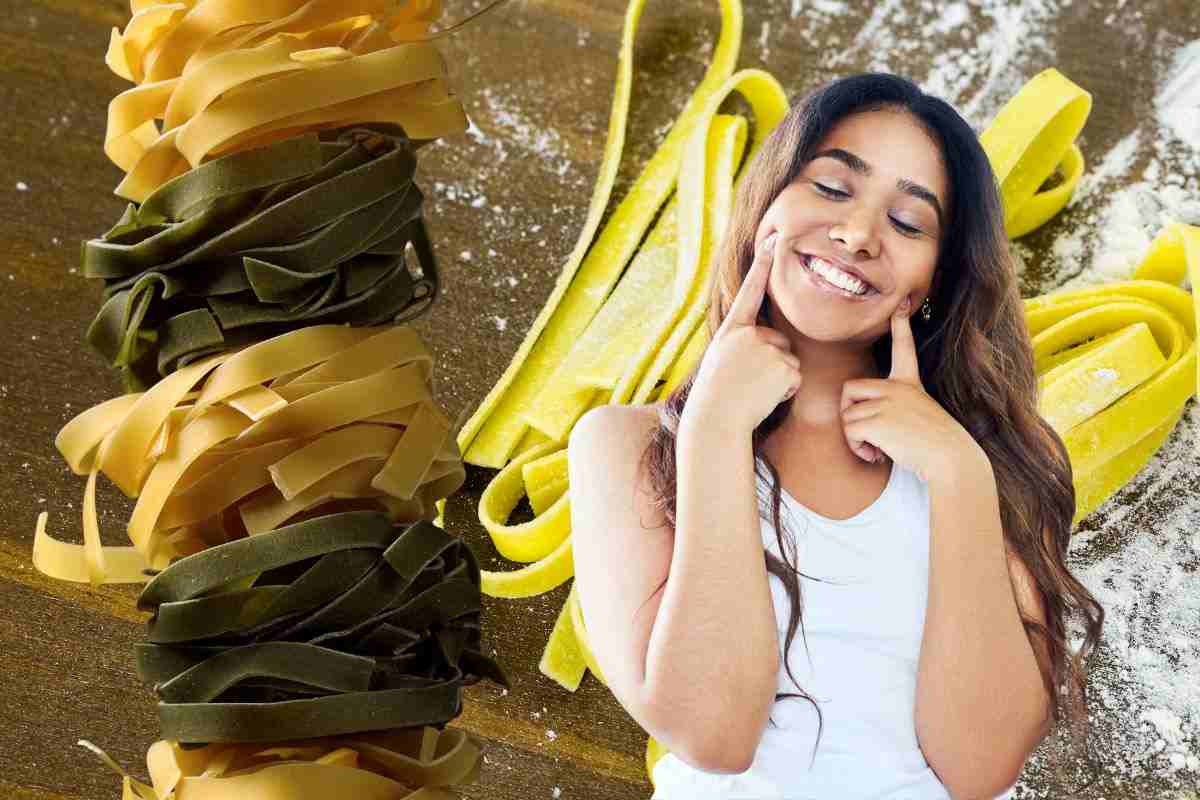 Ragazza sorridente pregusta piatto di pasta