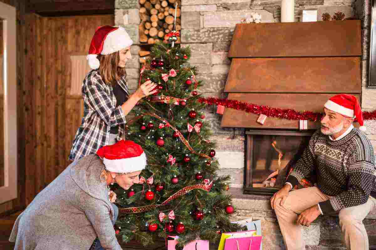 fare l'albero di Natale in famiglia