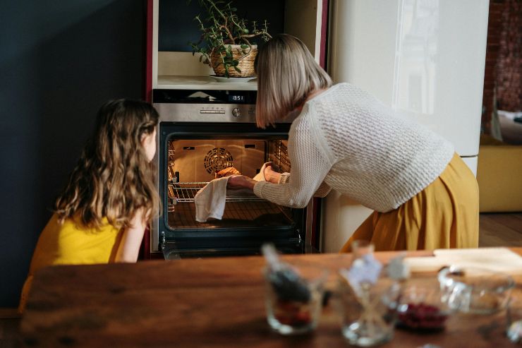 mamma e bambina forno