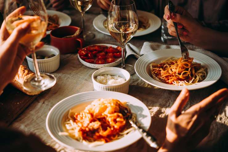 persone a tavola durante la cena