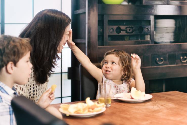 famiglia che fa merenda