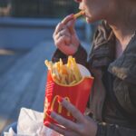 ragazza che mangia patatine fritte