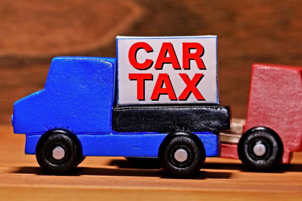 Auto con cartello car tax