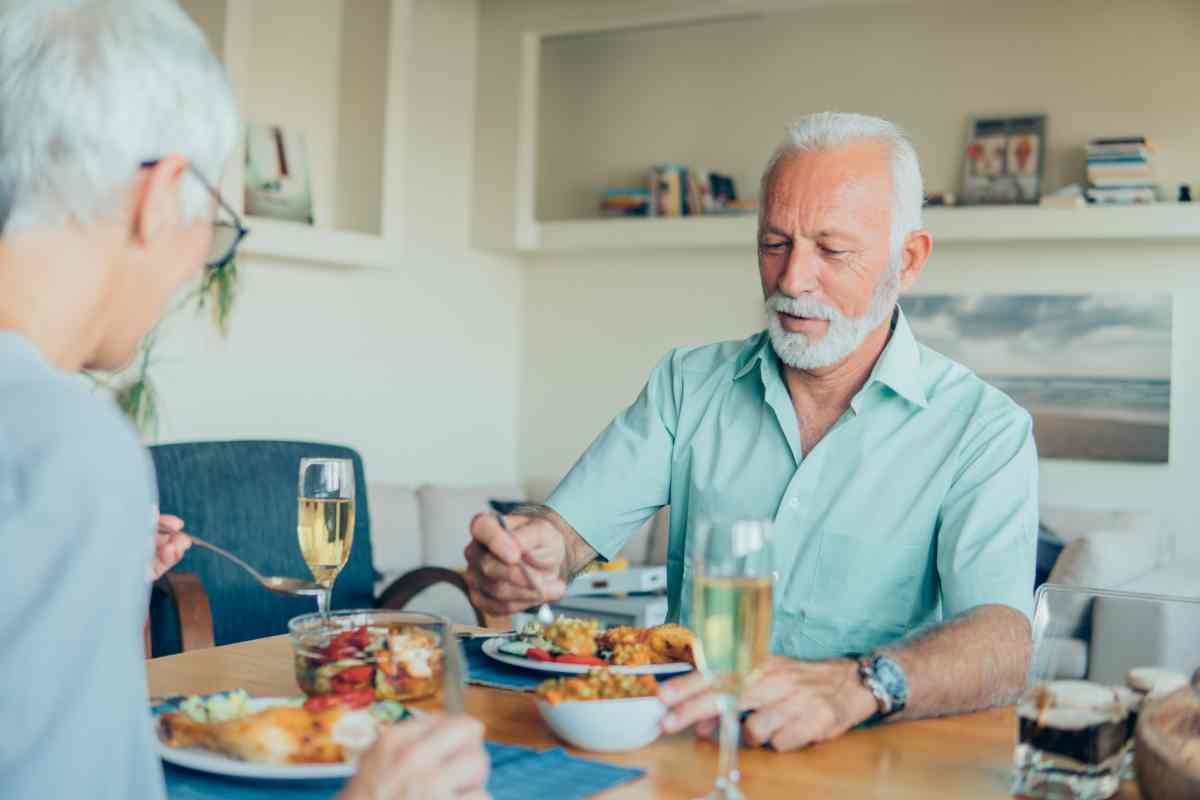 Coppia a tavola mangia 