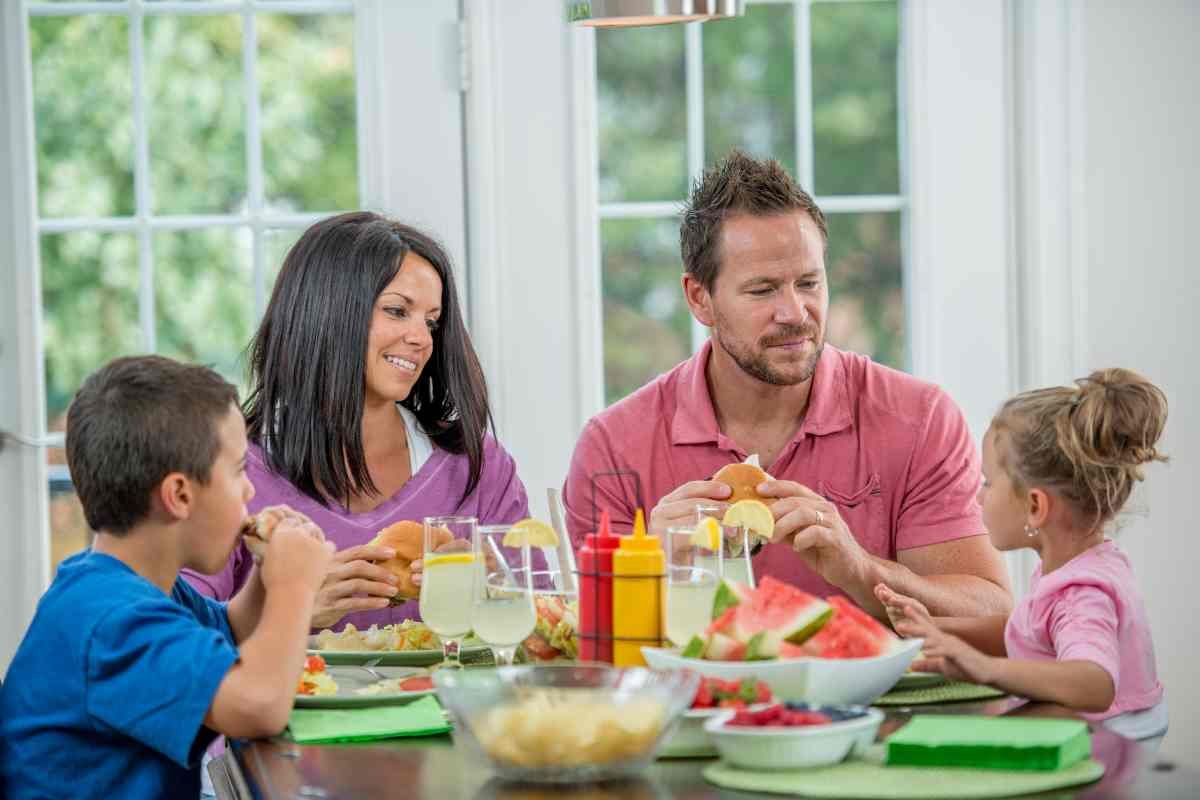 Famiglia a tavola