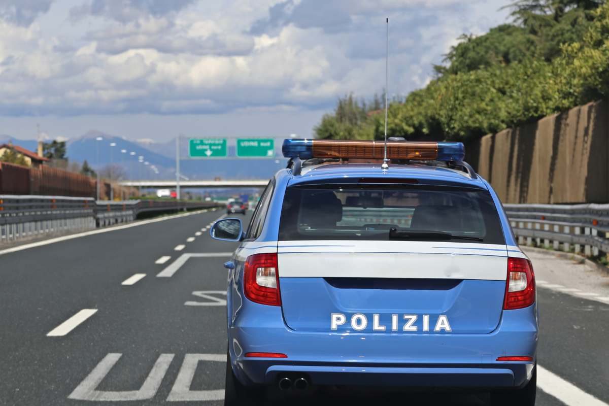 Auto della Polizia in autostrada