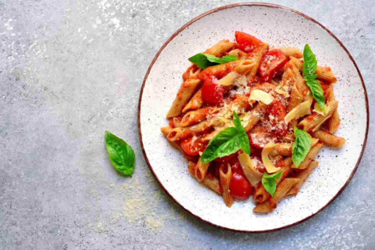 Sugo al ragù con basilico