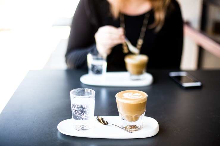 caffè e bicchierino di acqua