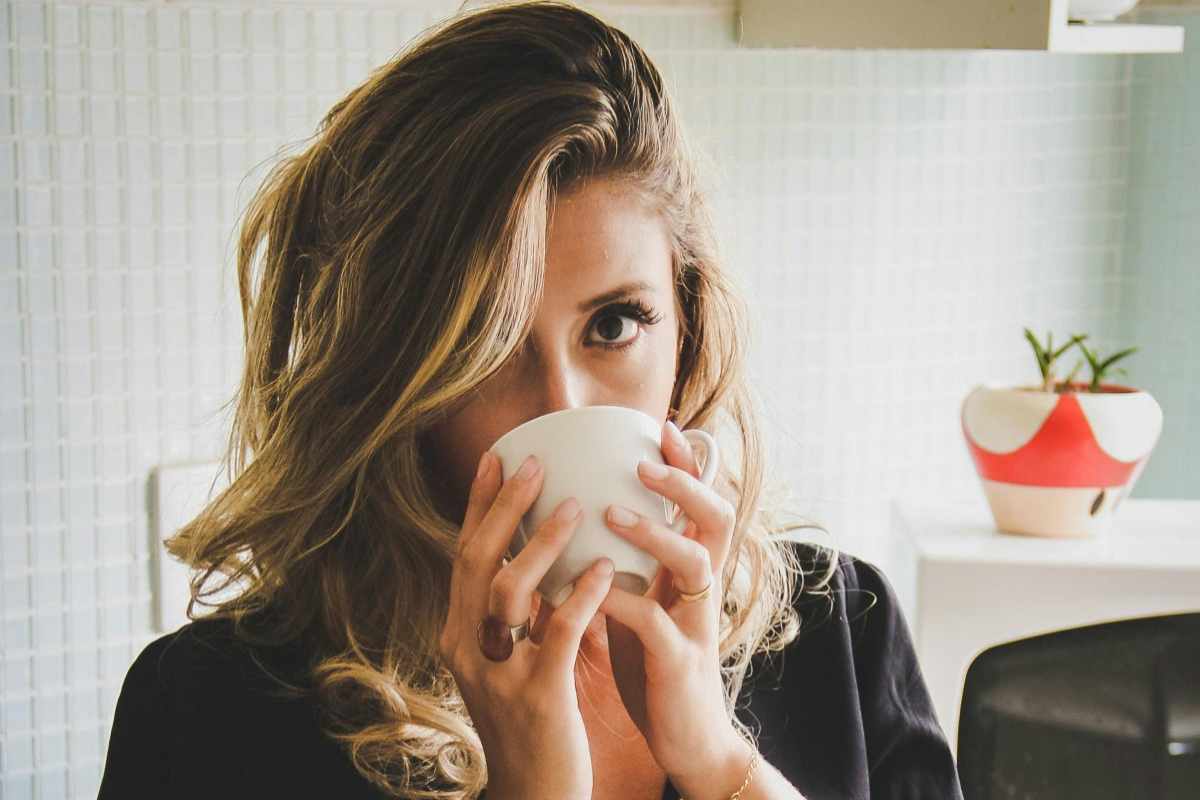 donna che beve un caffè