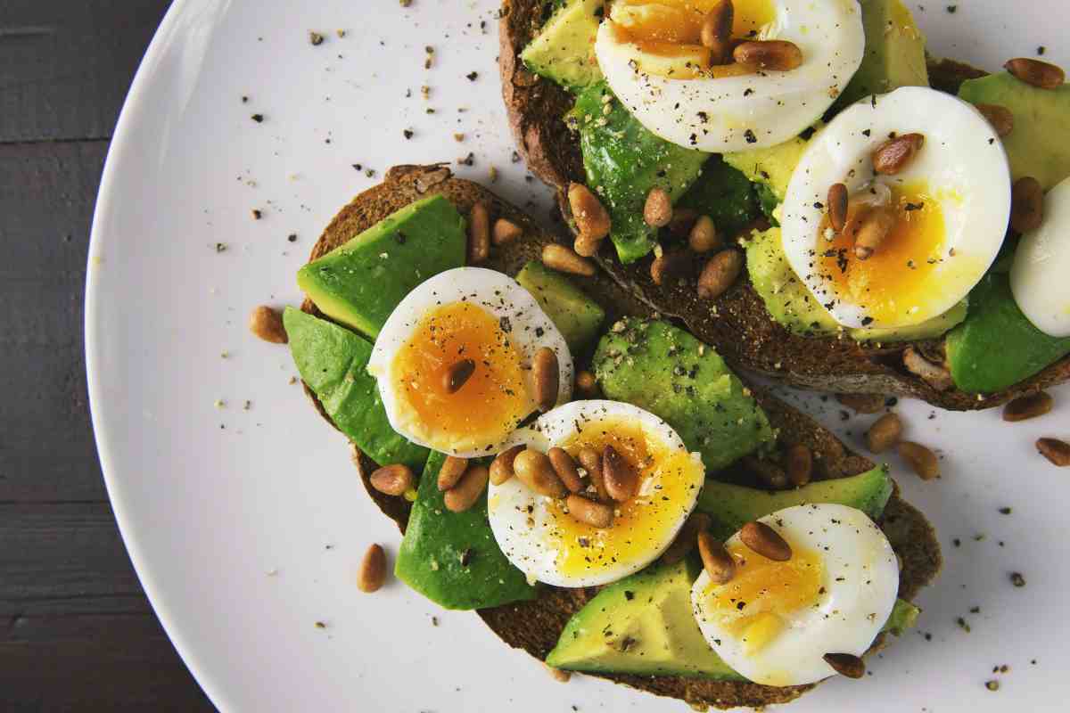 pane con uova e insalata