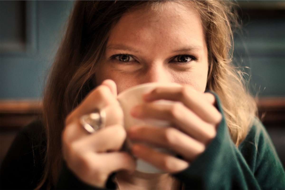 donna che beve caffè