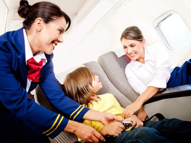 hostess, mamma e figlio in aereo 