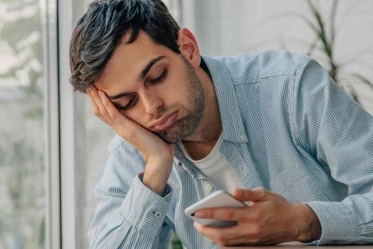 Ragazzo che sbuffa con telefono