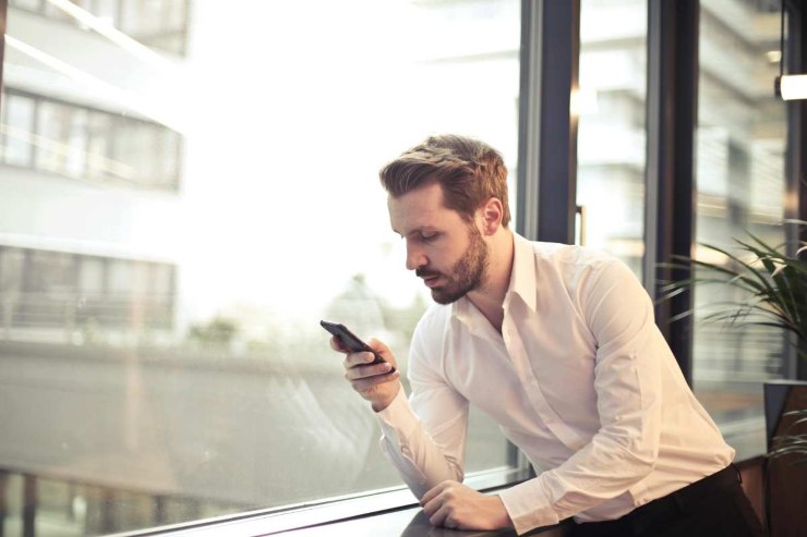 uomo con il cellulare