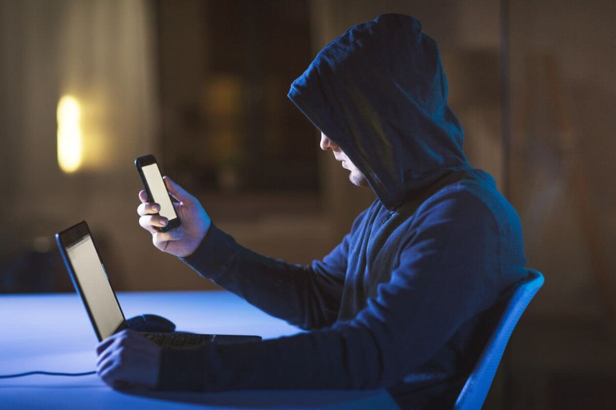 Uomo, cappuccio, smartphone, PC